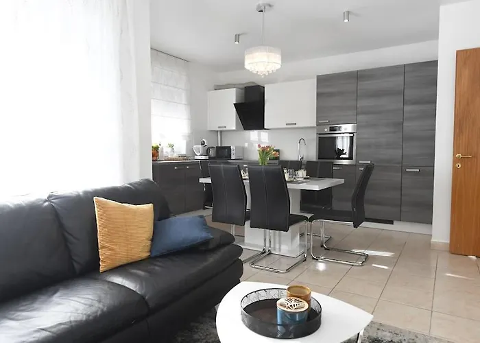 Family Manuela דירה זאדאר