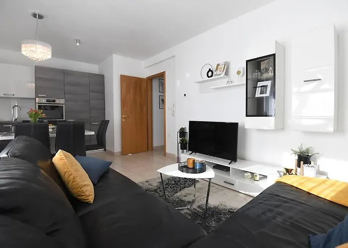 Family Manuela דירה זאדאר